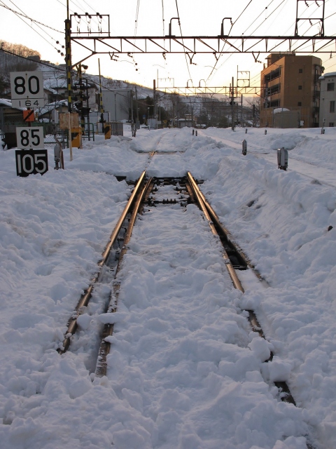 17日午前6時30分頃　桜町道踏切から愛宕町踏切、新宿方面の線路上の雪