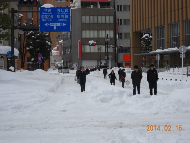 2014年2月15日午後2時頃防災新館前の道路を歩く人たち