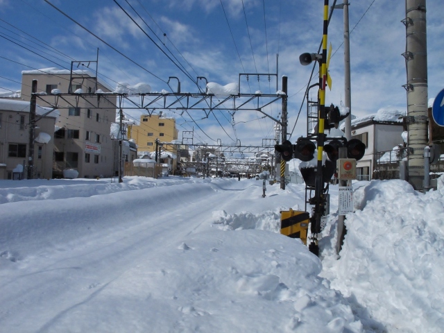 15日午前11時40分頃　愛宕町道踏切甲府駅方面　この時間の積雪の深さ106㎝