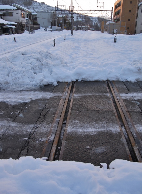 17日午前6時30分頃　桜町道踏切では この日の積雪の深さは52㎝