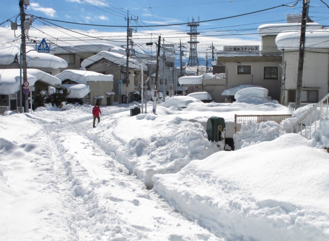 15日午前11時45分頃　愛宕町道踏切から南へ向かって